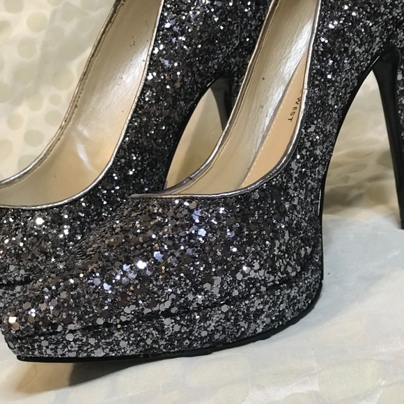 ⚡️5 FOR 25⚡️ NINE WEST LOVE FURY GRAY GLITTER FORMAL HEELS SIZE 6.5 - Picture 2 of 2